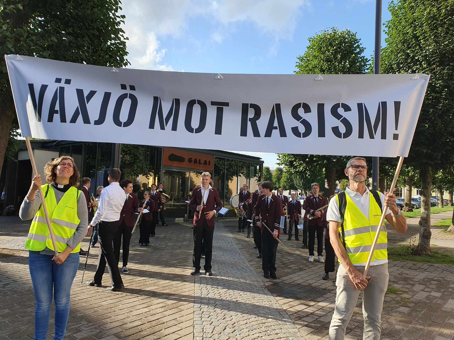 Två personer bär bandroll med texten Växjö mot rasism.